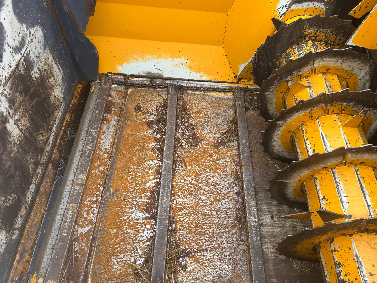 2021 Lucas Raptor Straw Bedder - Image 4