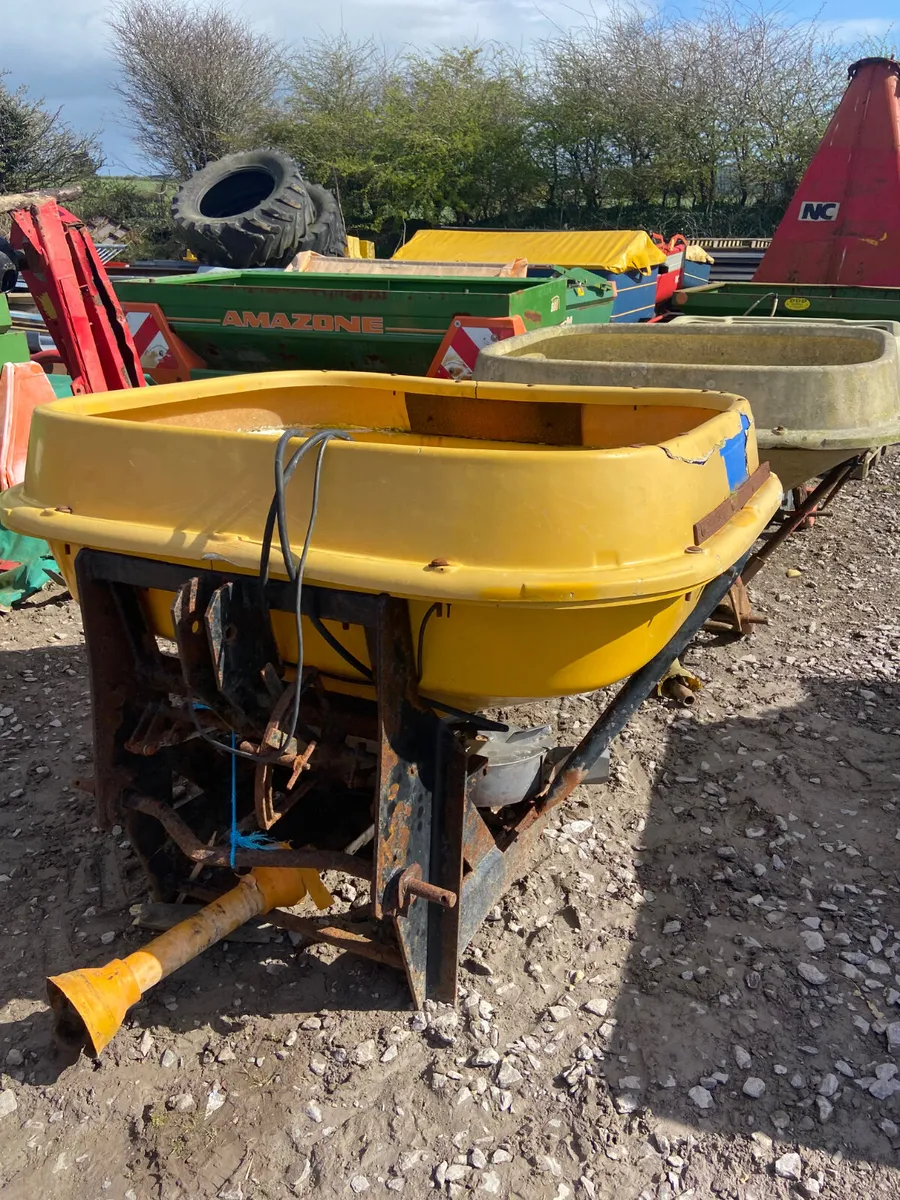 Fertiliser spreaders (wide rang second hand) - Image 1
