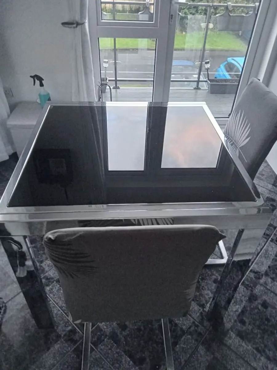 Dining table and chairs - Image 1