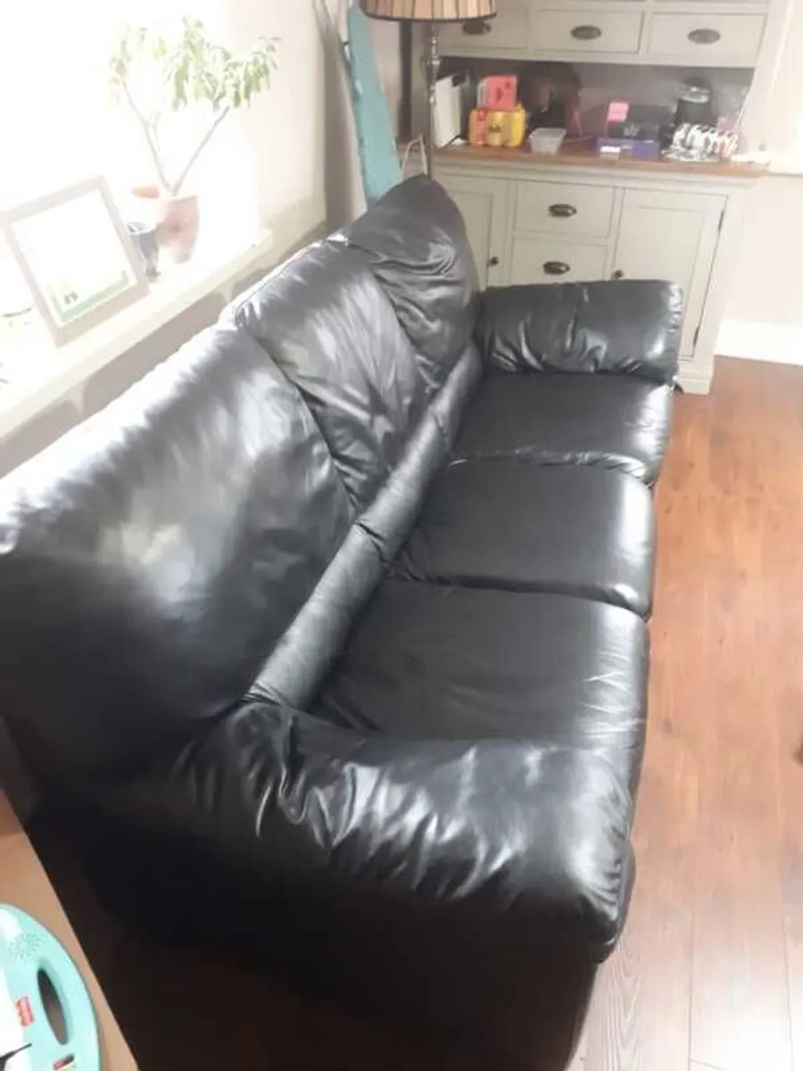 3 piece geniune Italian leather suite. - Image 3