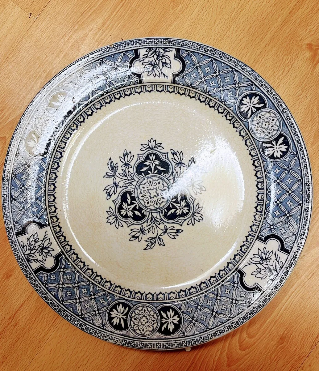 Belleek first period earthenware plate - Image 1
