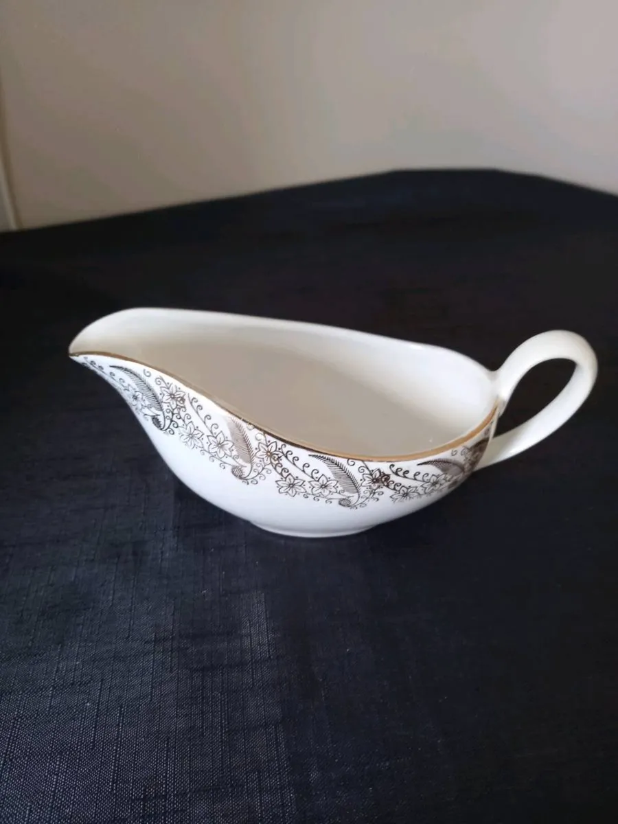 6 Soup Bowl's With Gravy Jug - Image 3