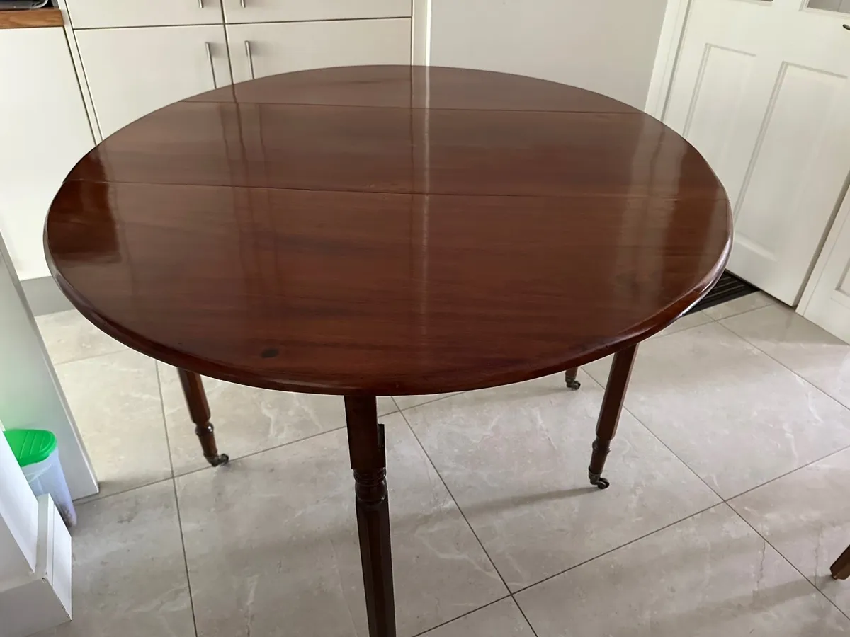 Dining room table and 6 chairs - Image 1