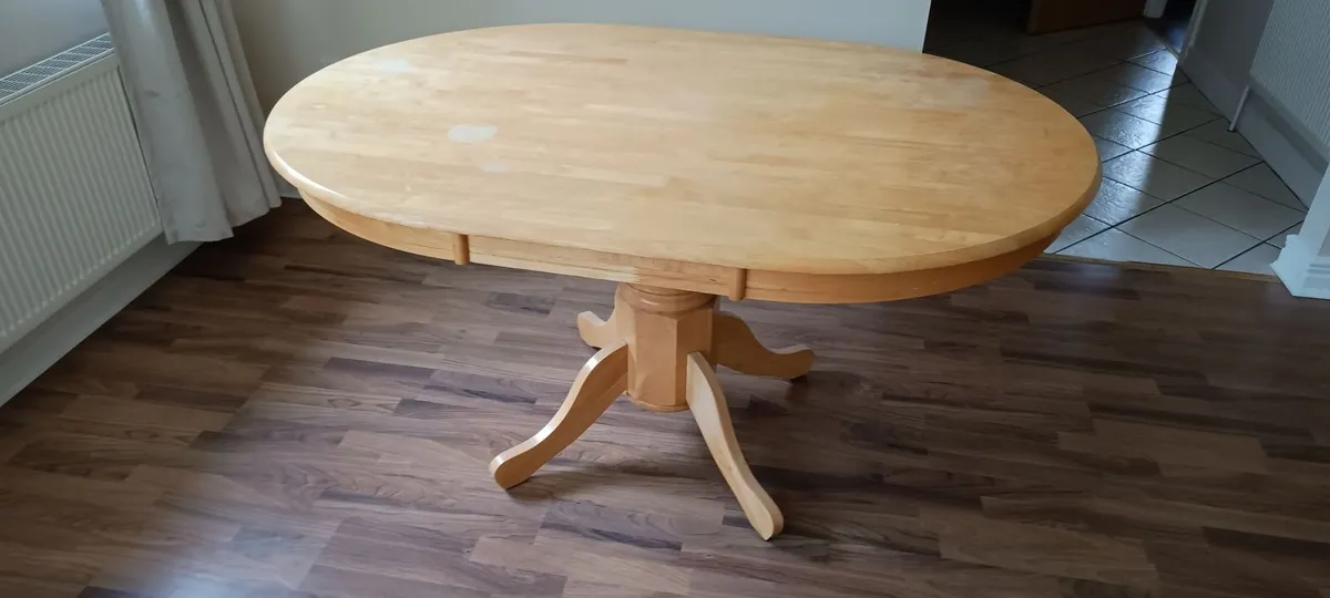 Table and chairs - Image 1