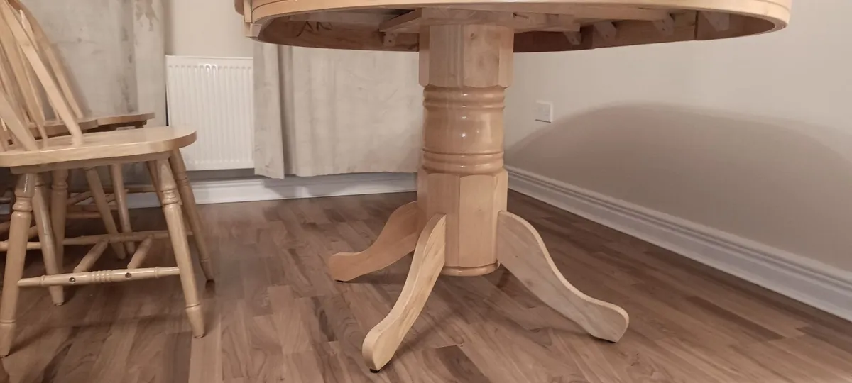 Table and chairs - Image 4