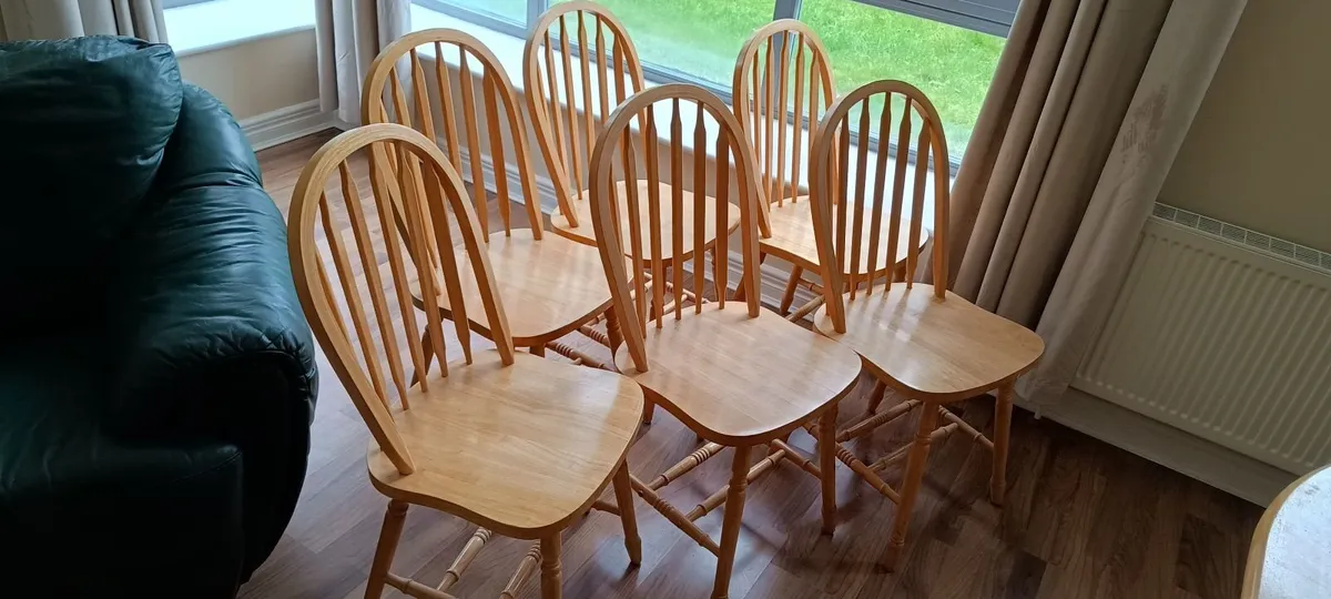 Table and chairs - Image 3