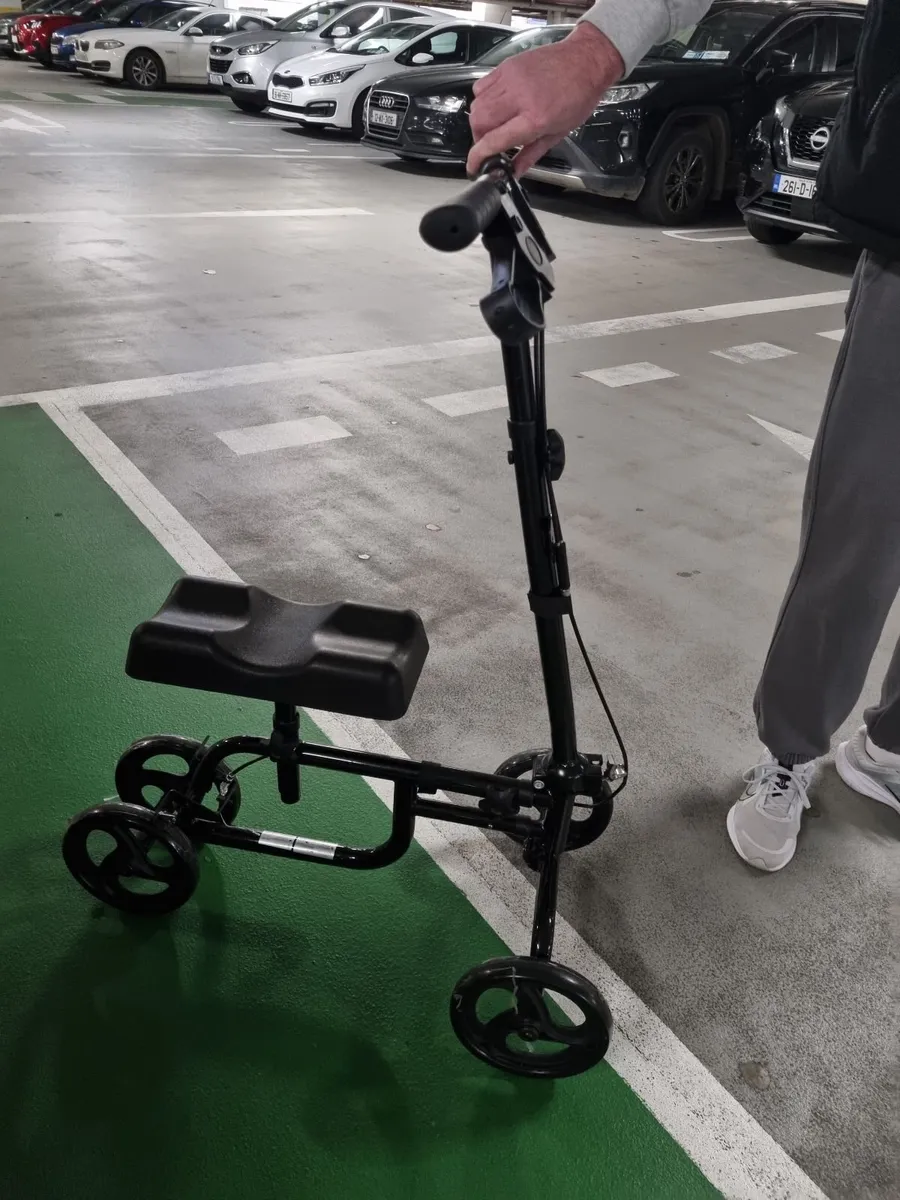 Mobility knee scooter
