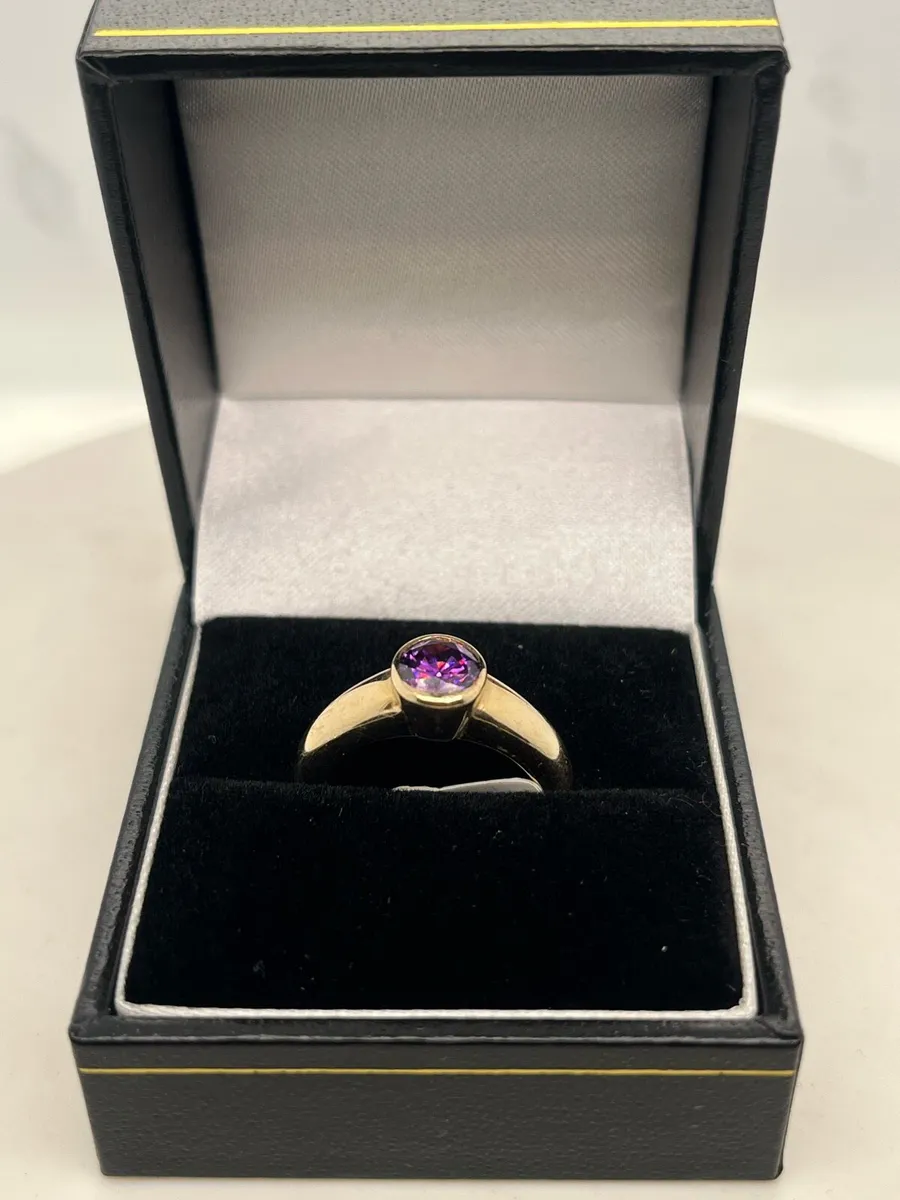 14k gold ring with purple stone. - Image 2