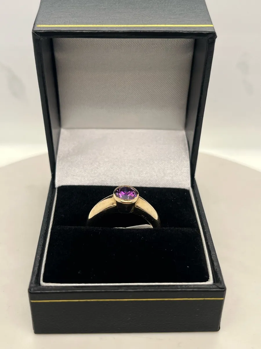 14k gold ring with purple stone. - Image 3