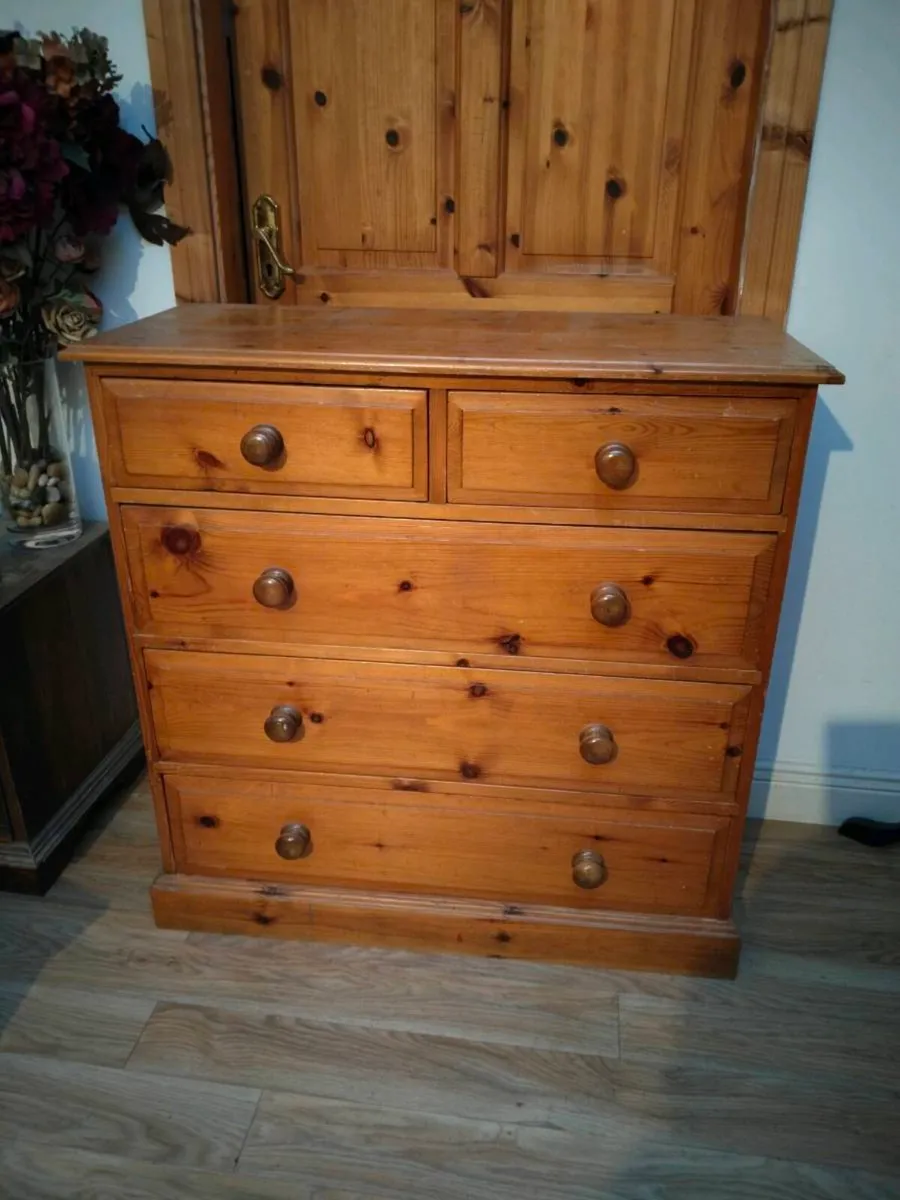 Solid Pine chest of drawers, great condition. 
€70 - Image 1