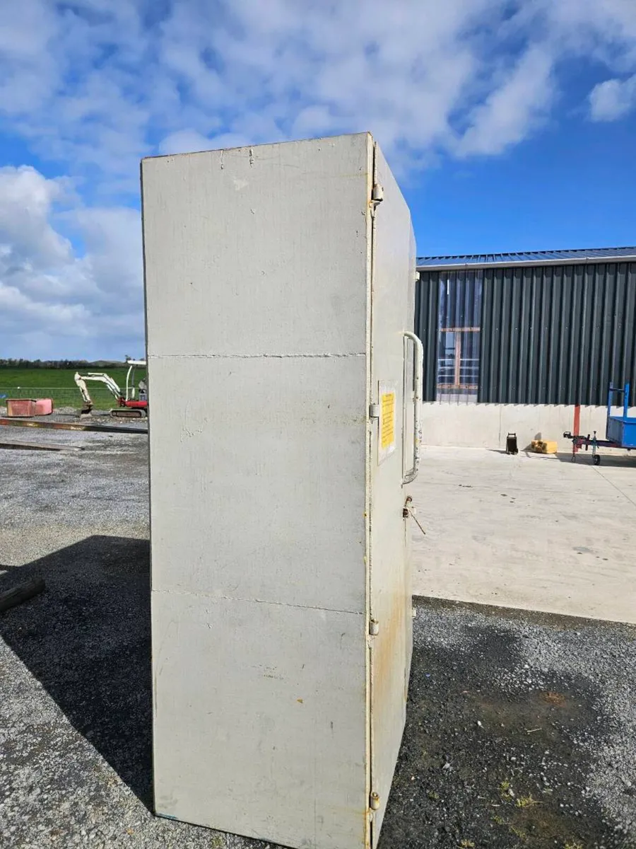 Steel lockable cabinet - Image 1