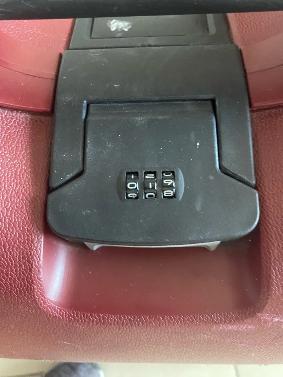 Large Hardshell Samsonite Suitcase - Image 3