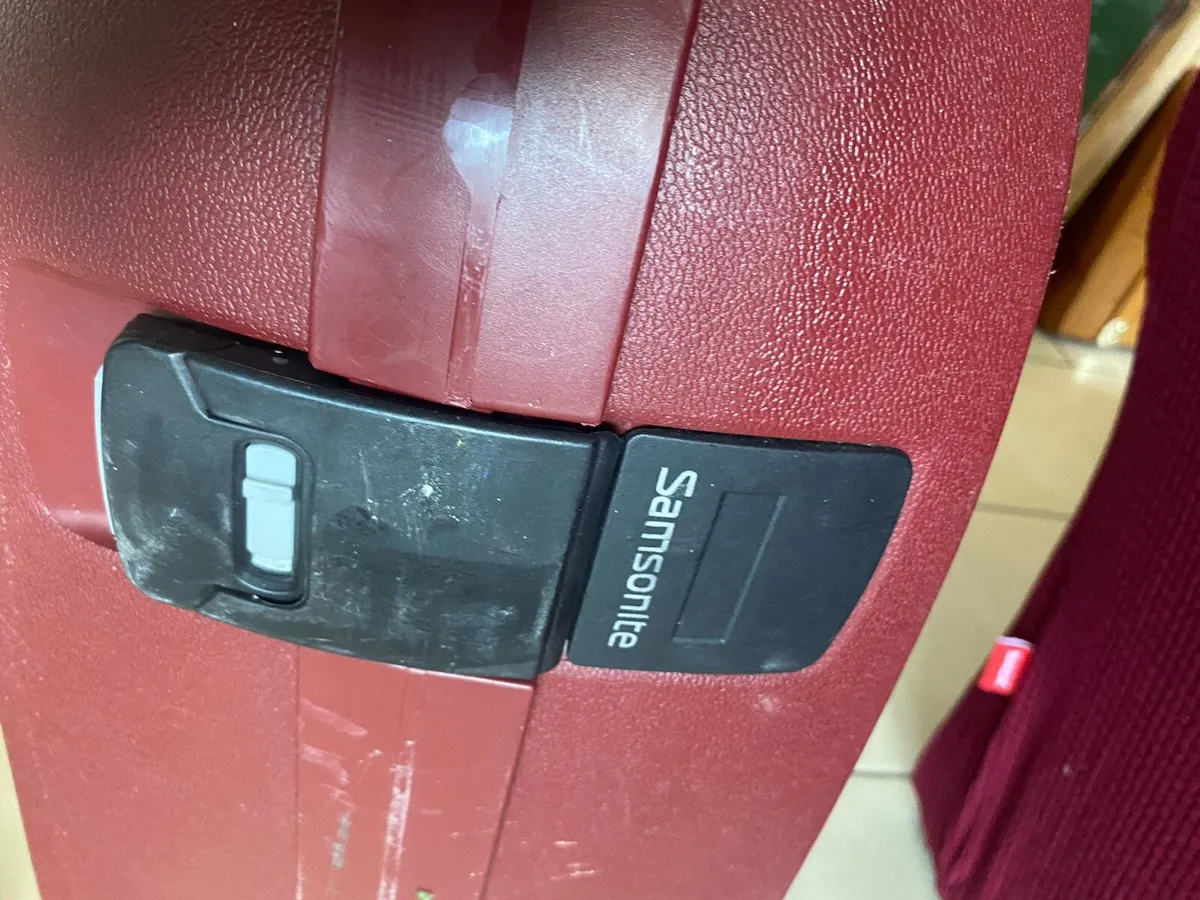 Large Hardshell Samsonite Suitcase - Image 4