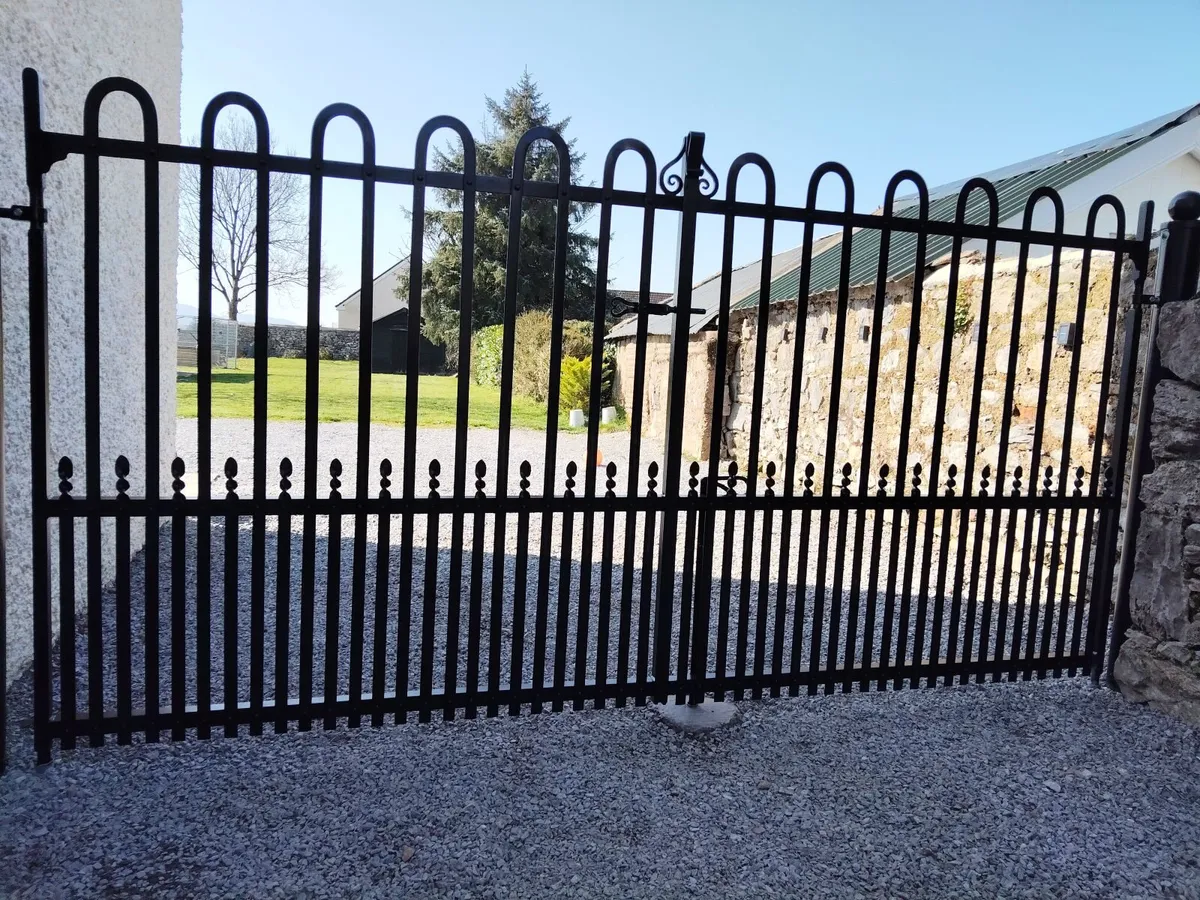 Traditional riveted gates - Image 2