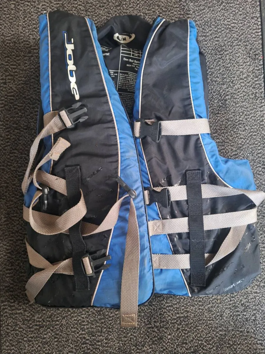 Life jackets and paddle - Image 1