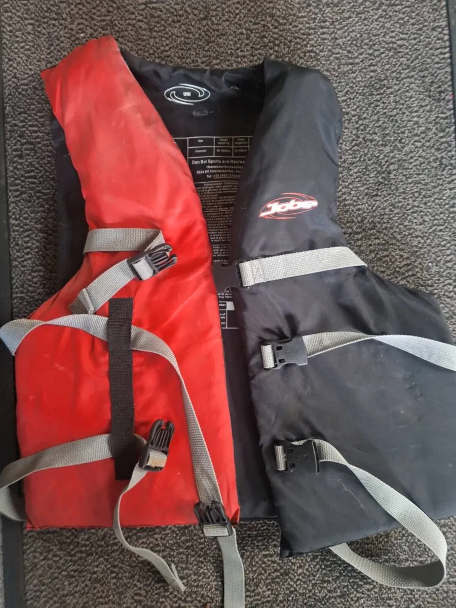 Life jackets and paddle - Image 2
