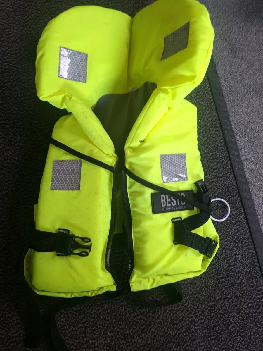 Life jackets and paddle - Image 3