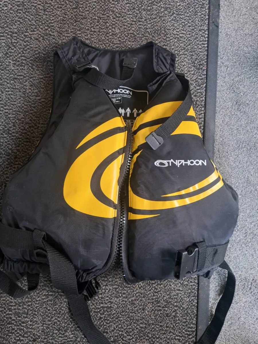 Life jackets and paddle - Image 4