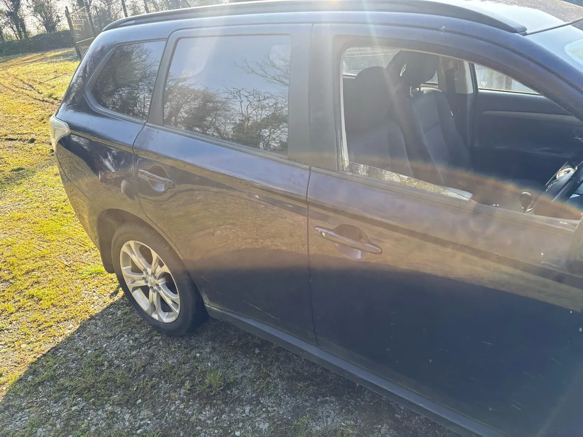 2014 Mitsubishi Outlander - Image 2