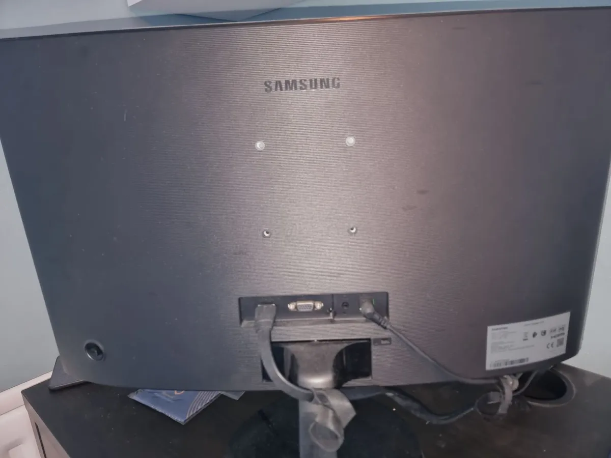 Samsung CF390 24" Curved Monitor - Black - Image 1