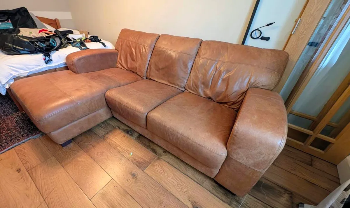 DFS Thor Leather Sofa REDUCED - Image 4