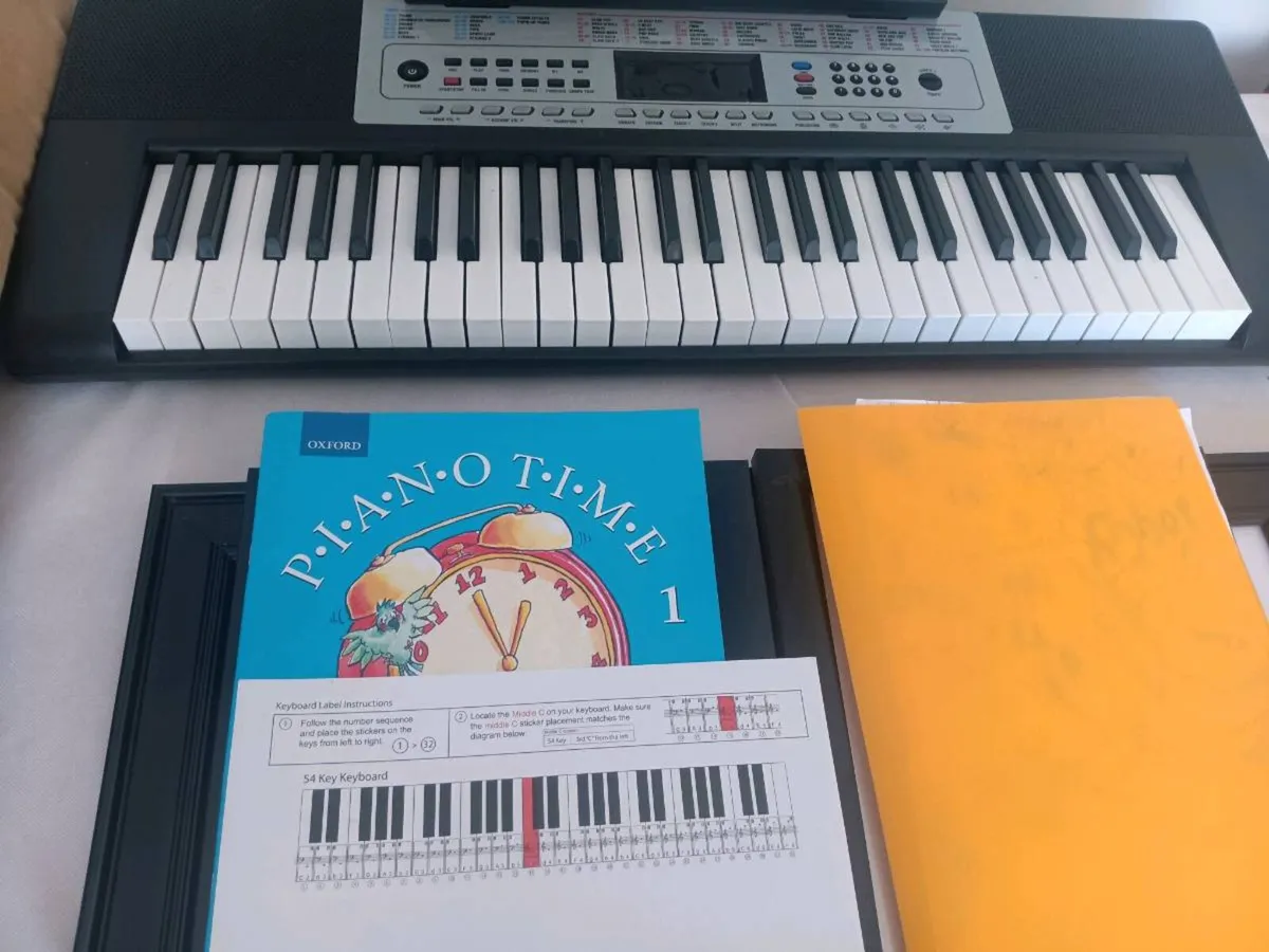 Electronic keyboard - Image 2