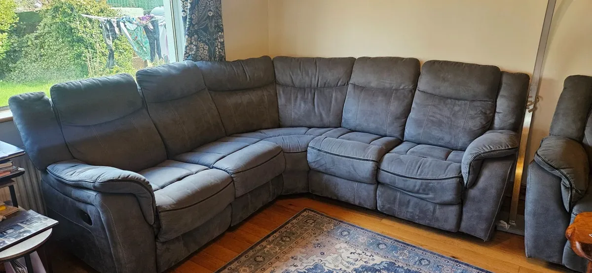 Corner Sofa & 2 Arm Chairs - Image 1