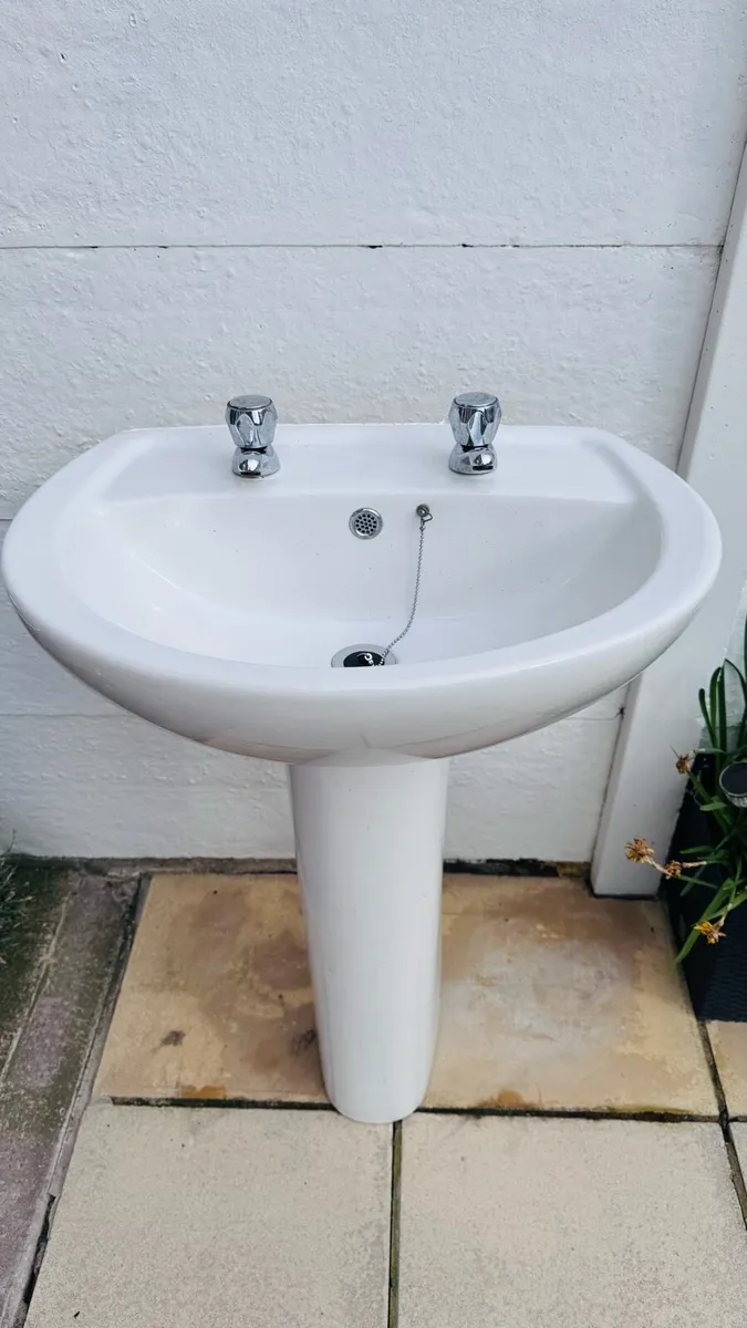 Bathroom sink - Image 1