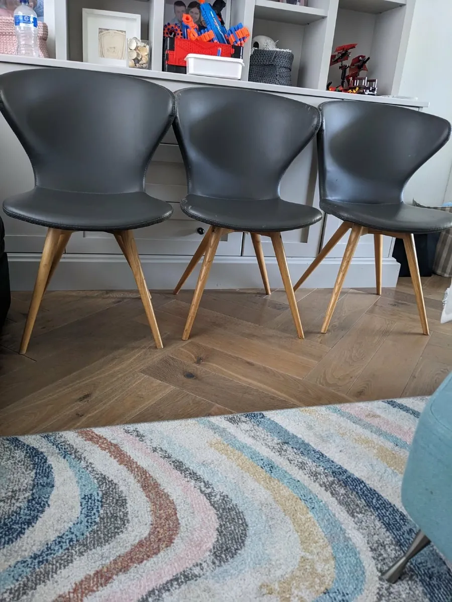 FREE 3 Dining chairs from Easy living. Pick up D13