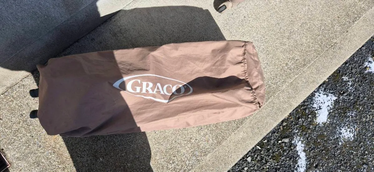 Graco travel cot wuth bassinet - Image 1