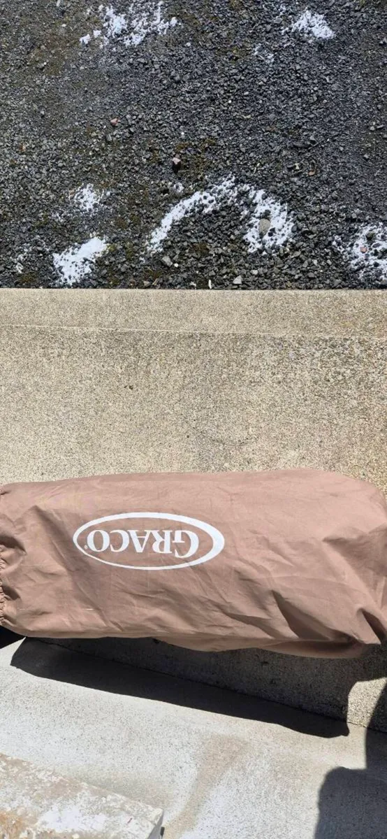 Graco travel cot wuth bassinet - Image 3