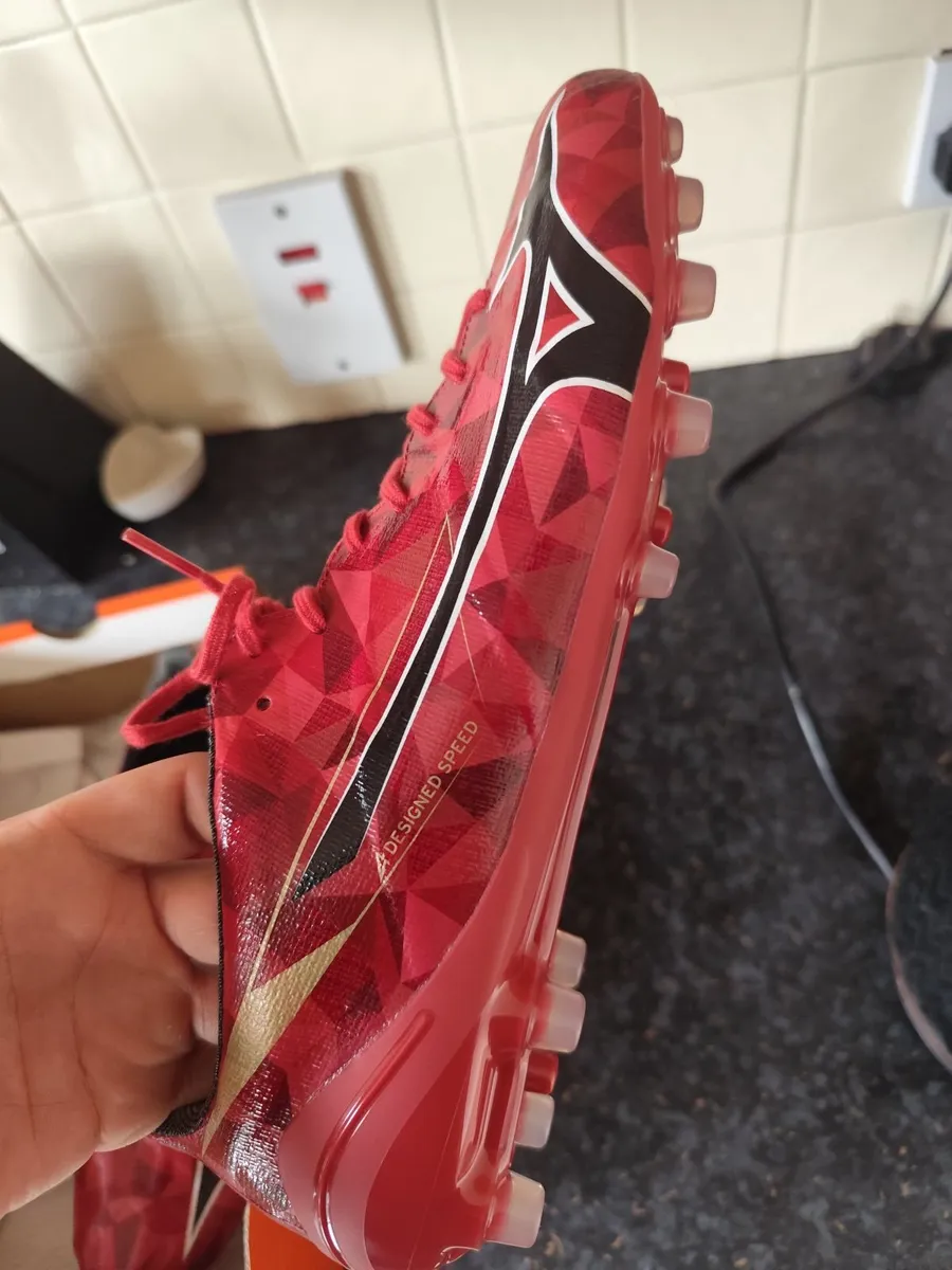 Mizunos size 10 Astro Turf Boots - Image 3