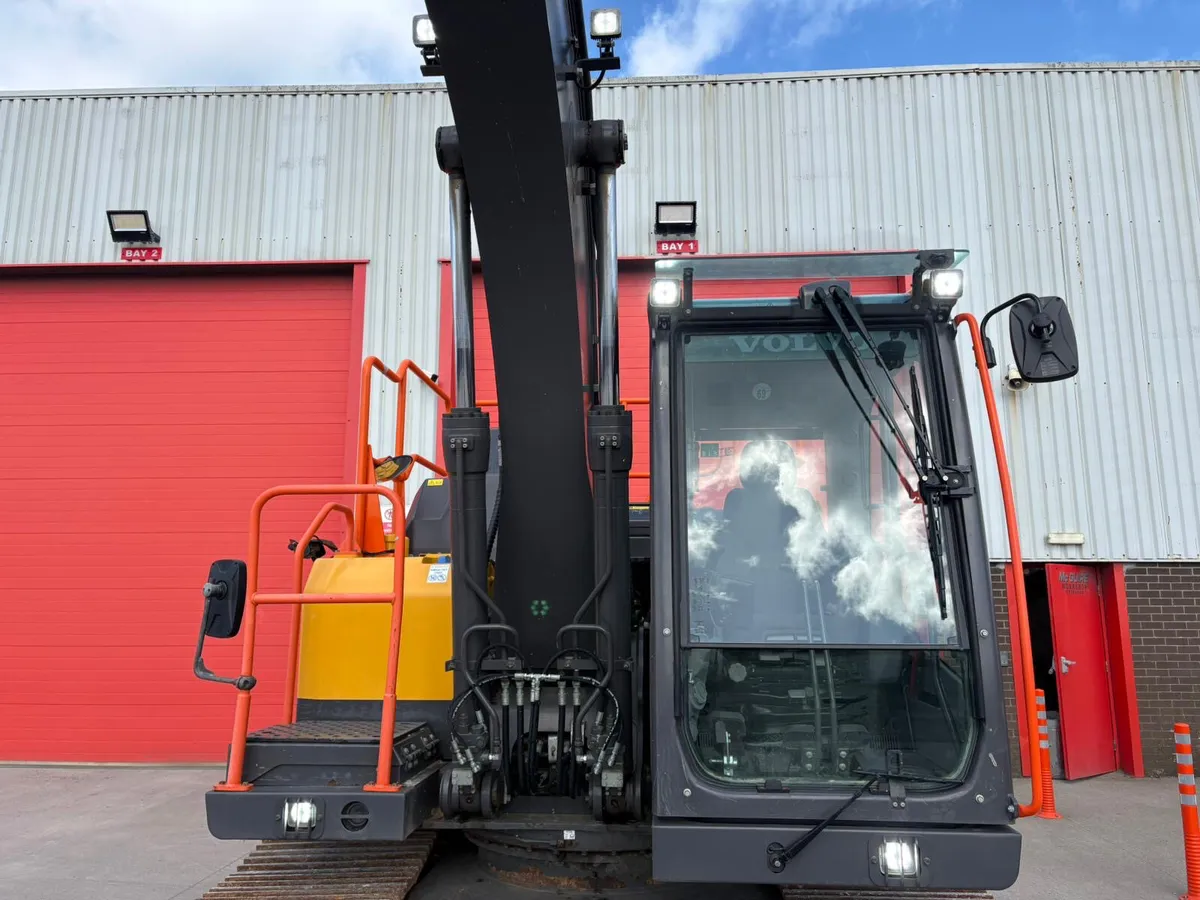 2022 Volvo EC140EL Excavator - Image 4