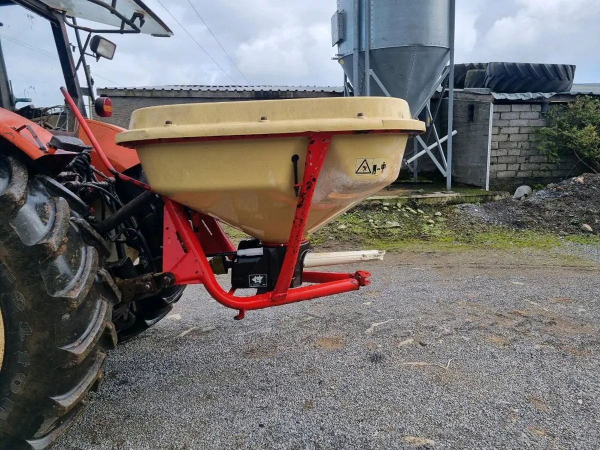 Vicon fertilizer spreader - Image 3