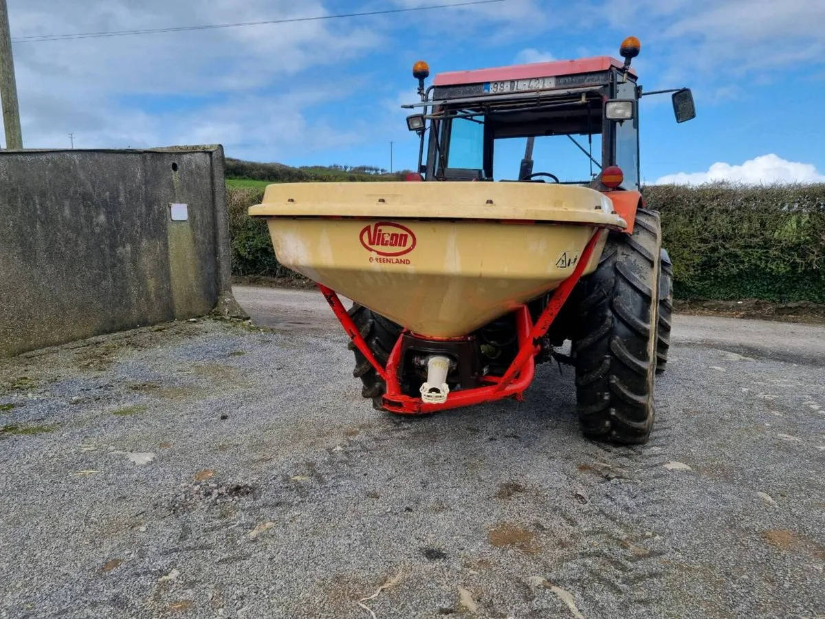 Vicon fertilizer spreader - Image 1