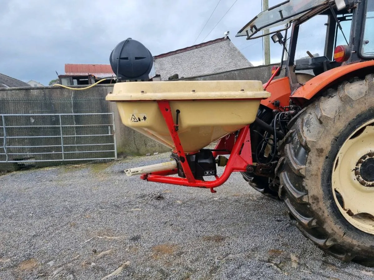 Vicon fertilizer spreader - Image 2