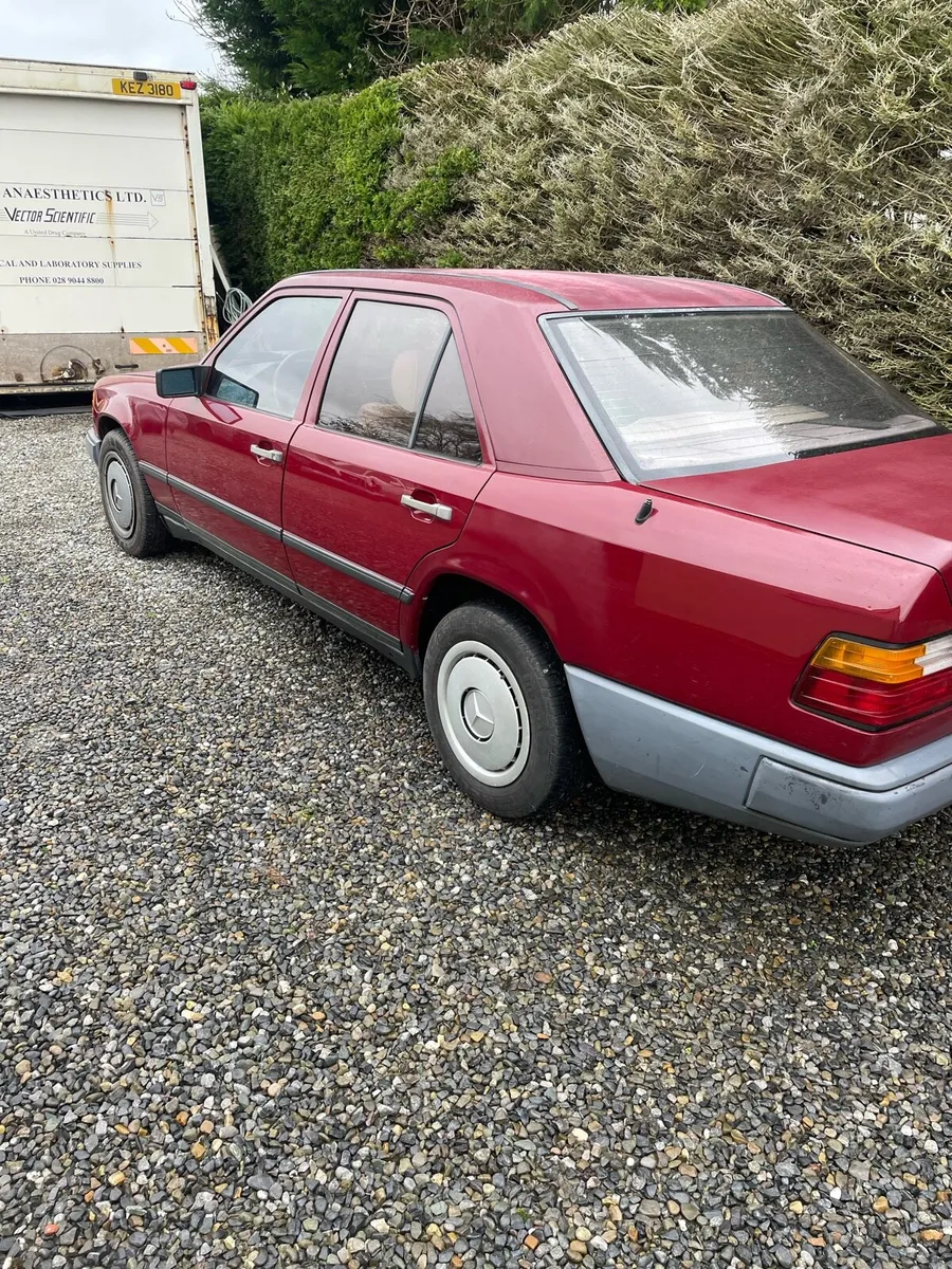 Mercedes W124 - Image 4