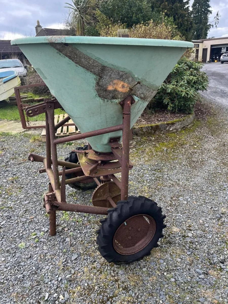Fertiliser Spreader - Image 3