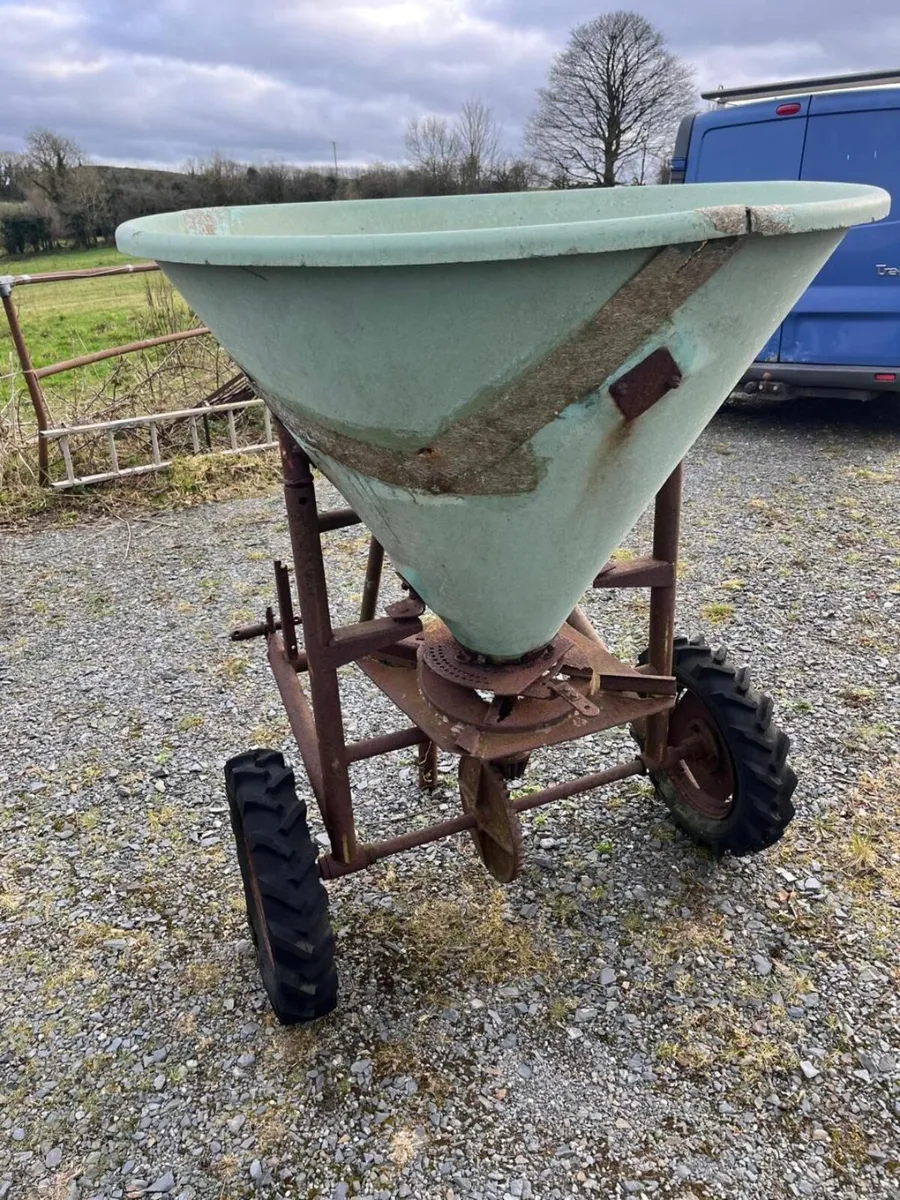 Fertiliser Spreader - Image 4