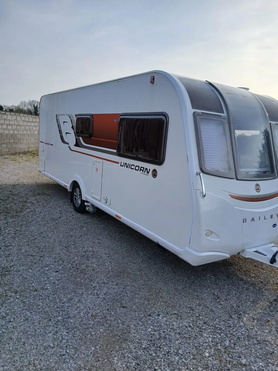 IMMACULATE 2017 BAILEY UNICORN FIXED BED CARAVAN. - Image 3
