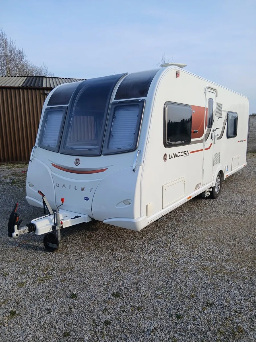 IMMACULATE 2017 BAILEY UNICORN FIXED BED CARAVAN. - Image 1