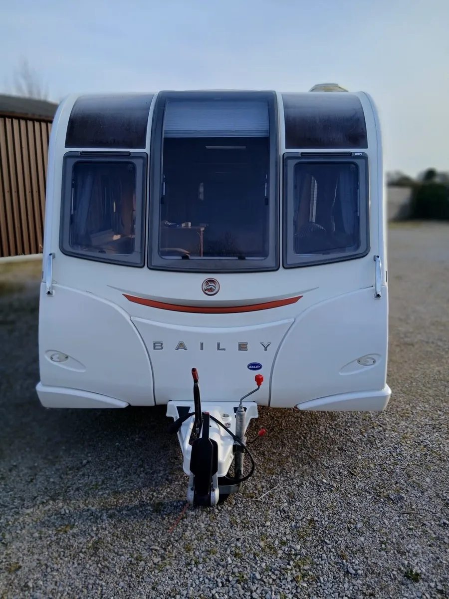IMMACULATE 2017 BAILEY UNICORN FIXED BED CARAVAN. - Image 2