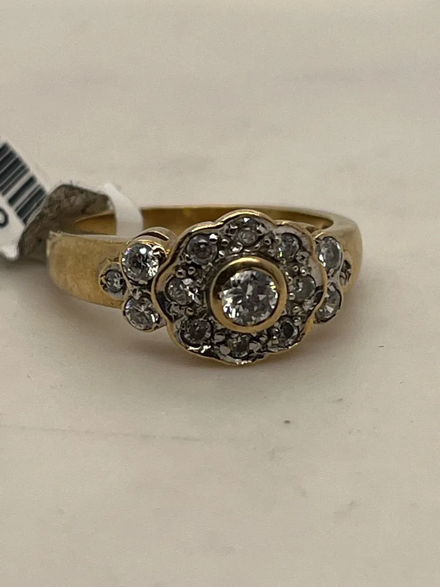 9k gold cz ring. - Image 1