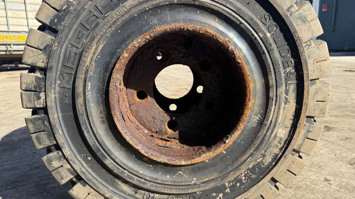 6.50 x 10 Forklift solid Magnum Tyres & Rims - Image 2