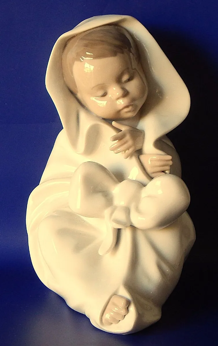 Nao by Lladro Figurine of Baby in a Blanket - Image 1