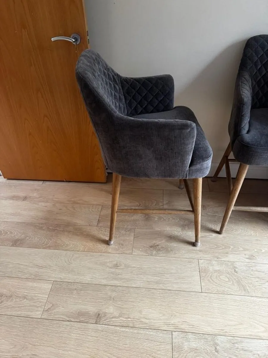 3 cushioned grey island chairs - Image 2