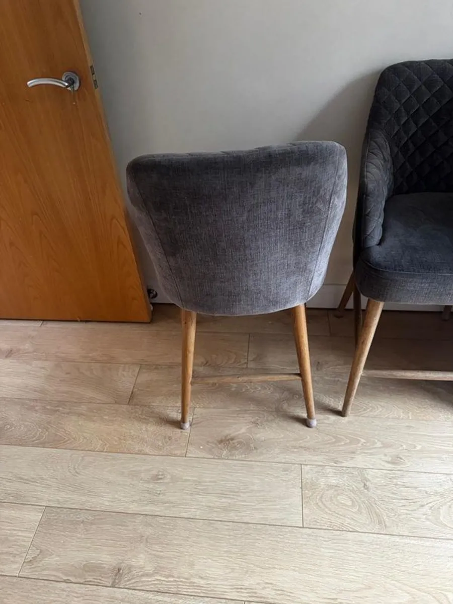 3 cushioned grey island chairs - Image 3