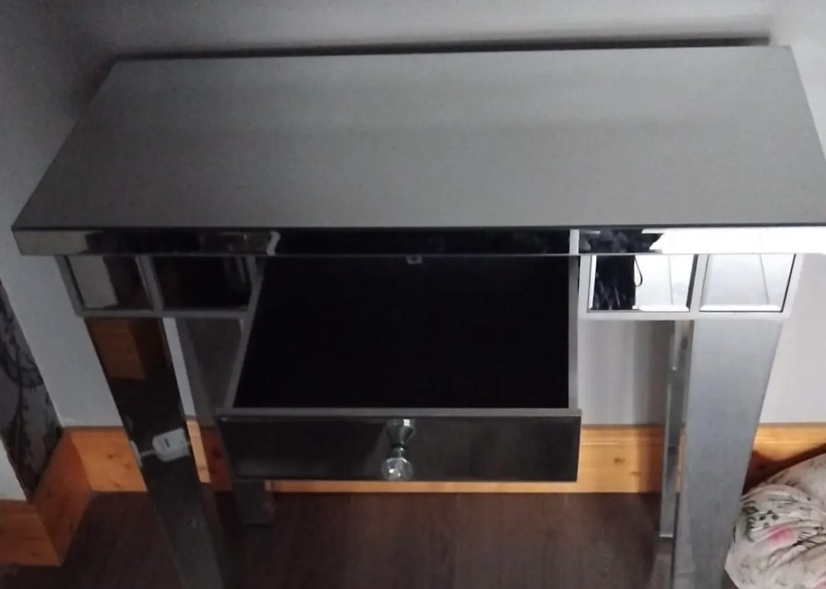 Dressing table - Image 1