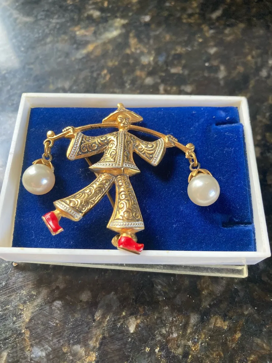 Gold tone brooch - Image 1