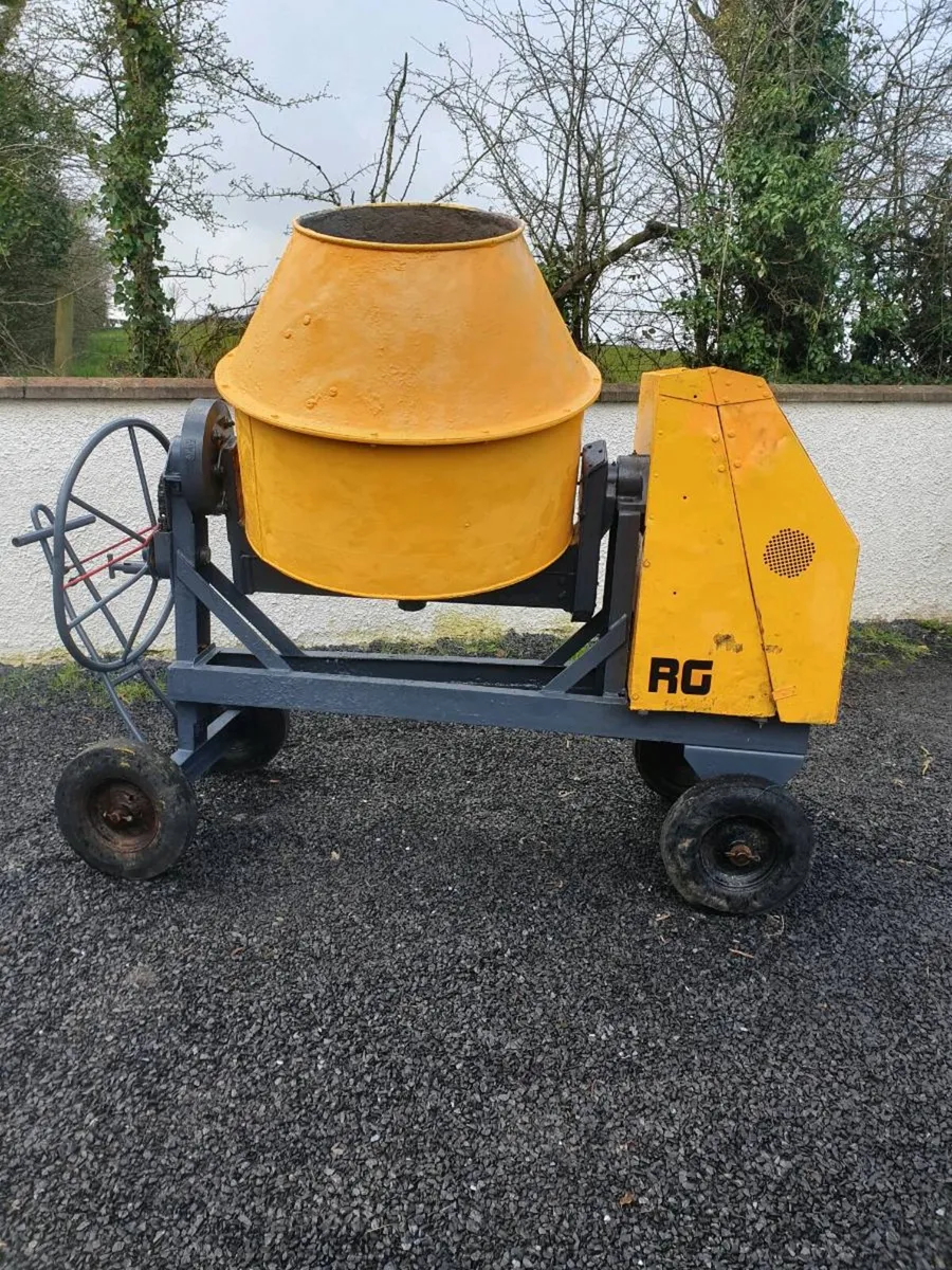 Cement mixer 10/7 - Image 1